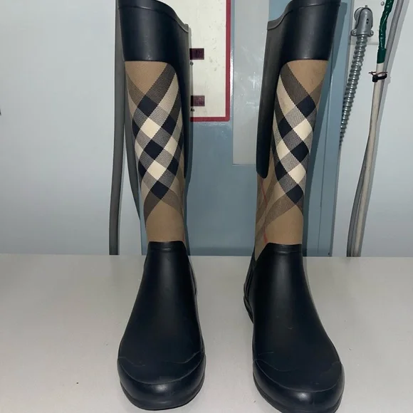 Lightly worn Burberry rain boots! - Picture 2 of 9